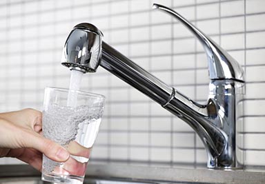 Водопроводная вода потенциально опасна, уверяют эксперты